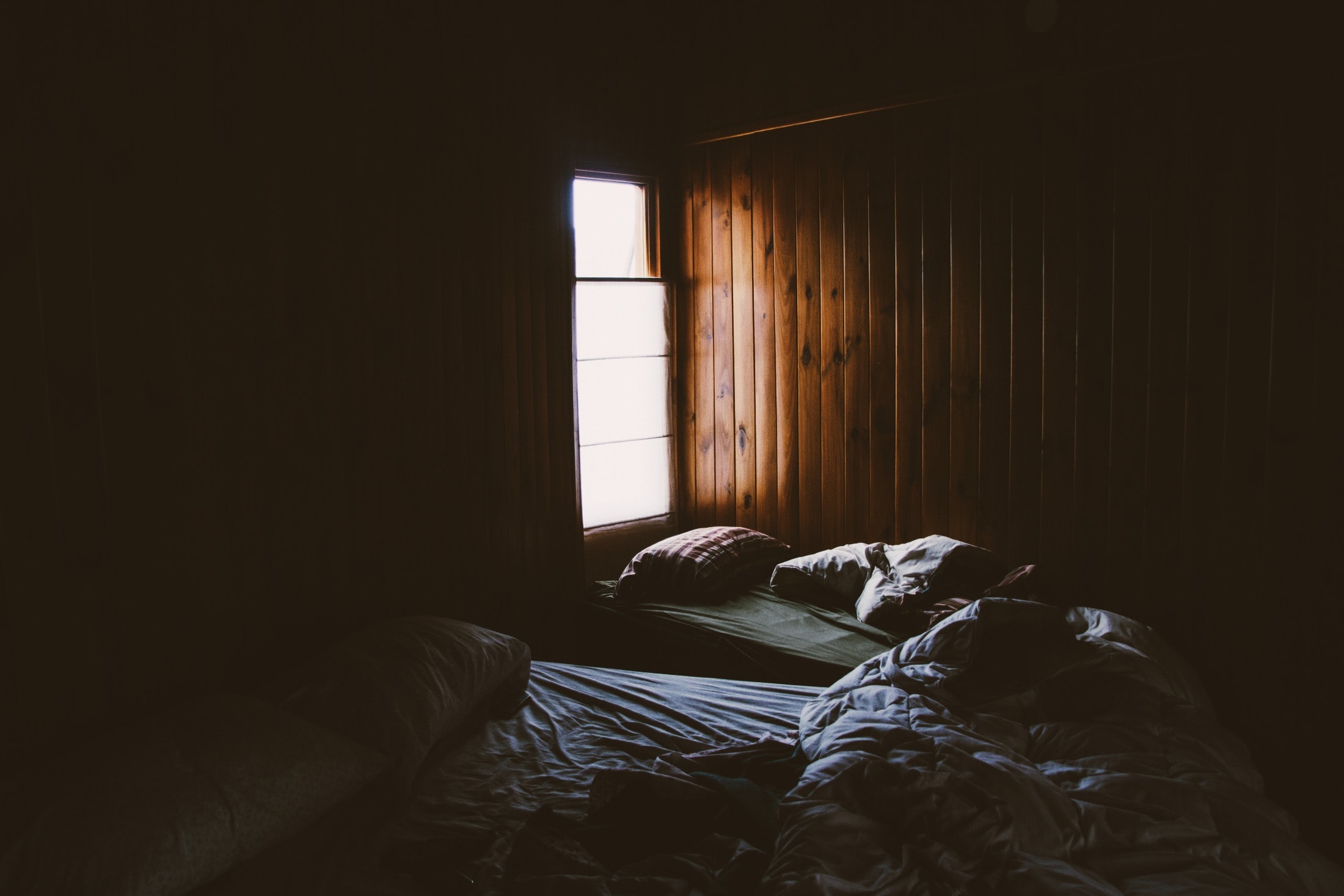 Chambre avec murs en bois