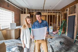 Couple regardant les plans de leur maison