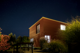 Maison en bois dans la nuit