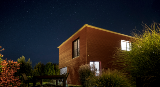 Maison en bois dans la nuit