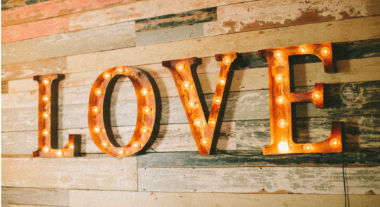 Mur en bois avec élément de décoration "Love"